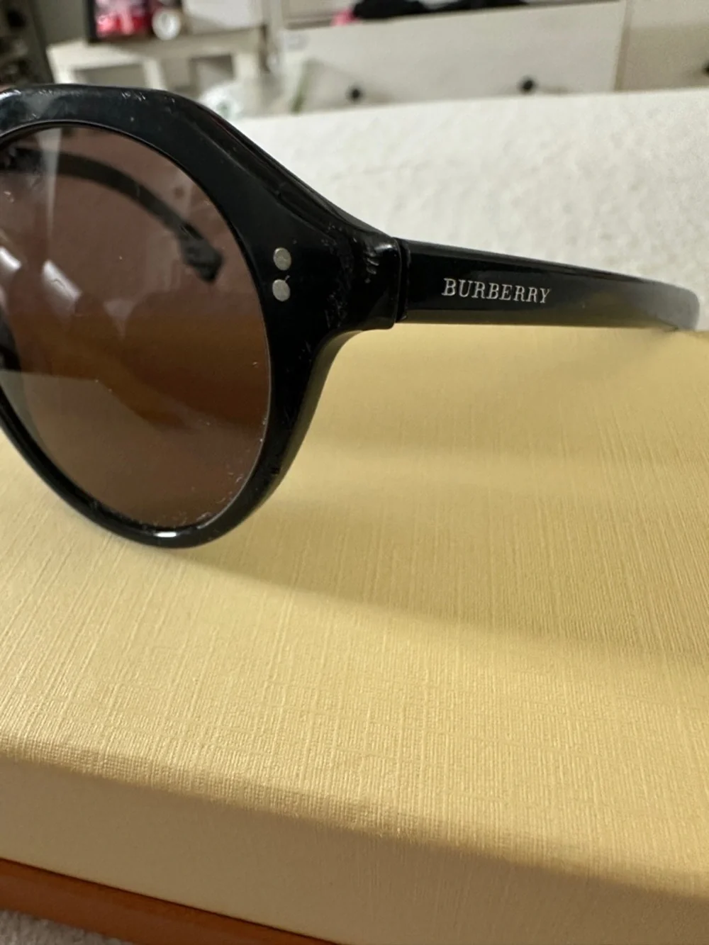 Burberry vintage Black Round Sunglasses